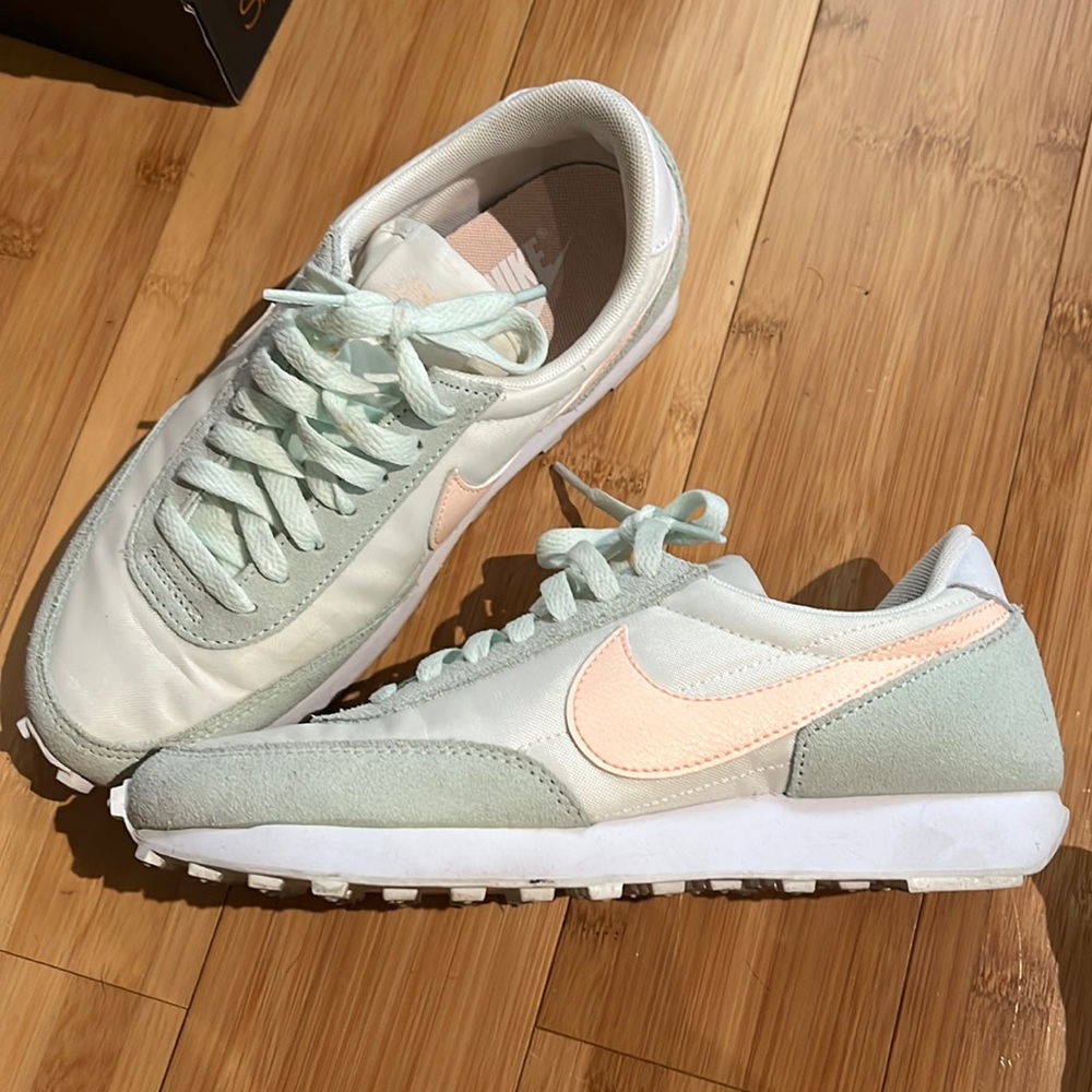 Women’s Nike DBREAK
